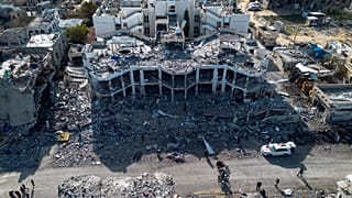 La distruzione causata dall'attacco aereo e di terra israeliano vicino all'ospedale al-Najjar a Rafah, nella Striscia di Gaza, domenica 19 gennaio 2025.