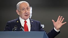 İsrail Başbakanı Binyamin Netanyahu, bir basın toplantısında açıklamalarda bulunurken, 10 Ağustos 2025