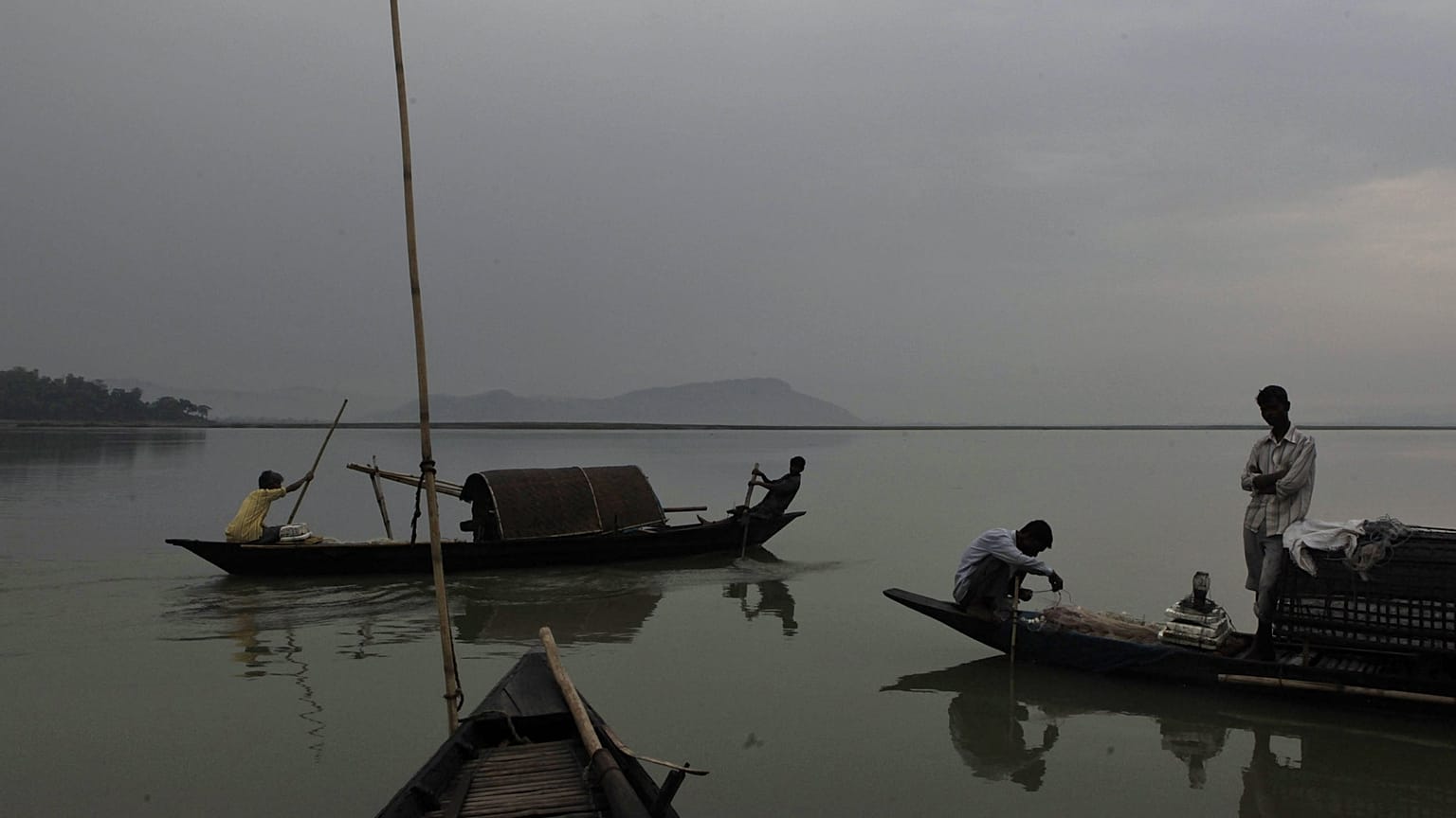 Archív fotó: halászhajók az indiai Brahmaputra (kínai nevén: Yarlung Zangbo) folyón Gauhati városában