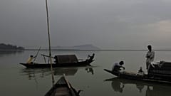 Archív fotó: halászhajók az indiai Brahmaputra (kínai nevén: Yarlung Zangbo) folyón Gauhati városában