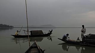 Archív fotó: halászhajók az indiai Brahmaputra (kínai nevén: Yarlung Zangbo) folyón Gauhati városában