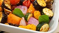 Se muestra un plato con muchas verduras.