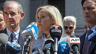 FILE - Вирджиния Джуффре (в центре) проводит пресс-конференцию у здания суда на Манхэттене в Нью-Йорке, 27 августа 2019 года. 