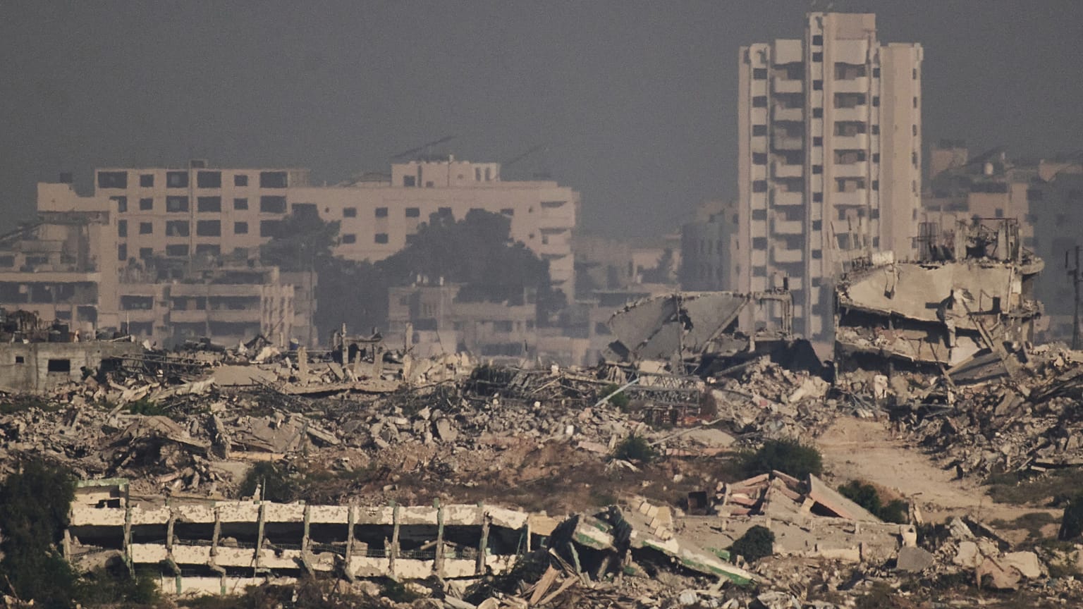 Edificios destruidos durante las operaciones terrestres y aéreas israelíes en el norte de la Franja de Gaza, vistos desde el sur de Israel, lunes 25 de agosto de 2025.