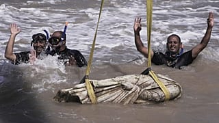Un grupo de submarinistas celebra el hallazgo de una de las antiguas estatuas que se encontraban sumergidas en la costa de Alejandría, en Egipto.