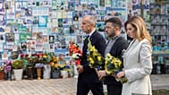 El Primer Ministro canadiense Mark Carney, a la izquierda, el Presidente ucraniano Volodymyr Zelenskyy, en el centro, y su esposa Olena asisten a una ceremonia de colocación de flores en Kiev, el 24 de agosto de 2025.