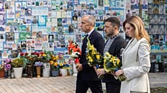 Der kanadische Premierminister Mark Carney (links), der ukrainische Präsident Wolodymyr Selenskyj (Mitte) und seine Frau Olena nehmen an einer Kranzniederlegung in Kyjiw am 24. August 2025 teil.