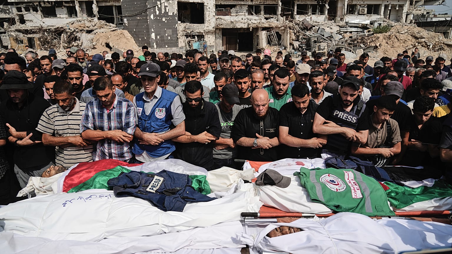 فلسطينيون يصلون على جثامين الصحفيين، ومن بينهم مراسلا الجزيرة أنس الشريف ومحمد قريقع، اللذين قتلا في غارة جوية إسرائيلية في مدينة غزة، الاثنين 11 أغسطس/ آب 2025.