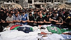 Palestinianos rezam sobre os corpos de dois jornalistas, incluindo os correspondentes da Al Jazeera Anas al-Sharif e Mohammed Qaraika, que foram mortos num ataque aéreo israelita na cidade de Gaza, segunda-feira, 11 de agosto de 2025.