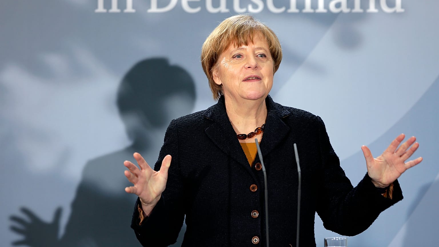 Merkel sagte 2015: "Wir schaffen das". Eine Bilanz der Arbeitsmarktintegration zeigt, dass die Beschäftigungsquote der Geflüchteten nahe am deutschen Durchschnitt liegt.