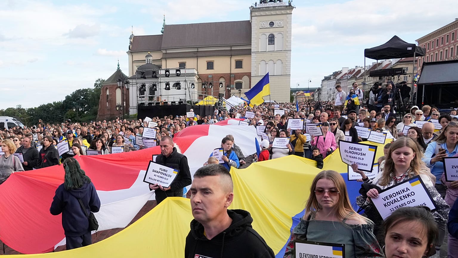 La diaspora ukrainienne sur la place du Château de Varsovie pour célébrer le jour de l'indépendance de l'Ukraine, le dimanche 24 août 2025.