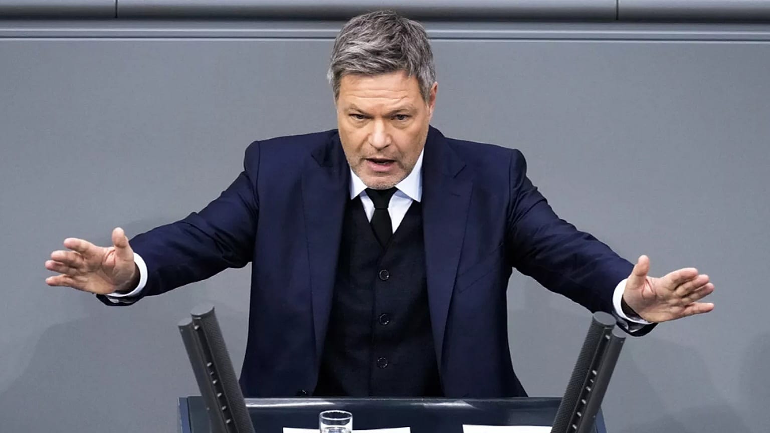 Habeck 2025. február 11-én a berlini Bundestagban.