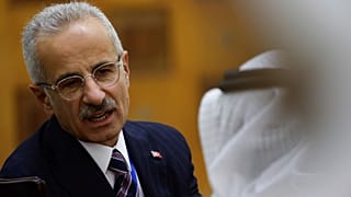   وزير النقل والبنية التحتية التركي عبد القادر أورال أوغلو يحضر توقيع مذكرة تفاهم رباعية بين العراق وتركيا وقطر والإمارات العربية المتحدة، في بغداد، الاثنين 22 أبريل 2024.