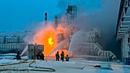 Vigili del fuoco spengono un incendio presso un impianto del secondo produttore russo di gas naturale, Novatek, a Ust-Luga, il 21 gennaio 2024