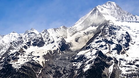 منظر لجبل كلاينز نيثورن يُظهر أثر الصخور التي انكسرت وانزلقت نحو الوادي فوق قرية بلاتن، سويسرا