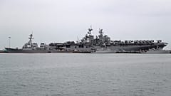O USS John S. McCain, à esquerda, está atracado ao lado do USS America na Base Naval de Changi, em Singapura, terça-feira, 22 de agosto de 2017.