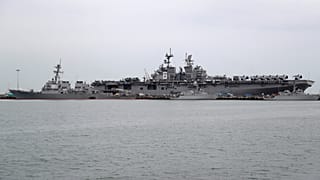 El USS John S. McCain, a la izquierda, está atracado junto al USS America en la base naval de Changi, en Singapur, el martes 22 de agosto de 2017.