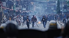 Protestierende stehen der Bereitschaftspolizei gegenüber während einer Demonstration gegen üppige Zulagen für Parlamentsmitglieder in Jakarta, Indonesien, am Montag, den 25. August 2025.