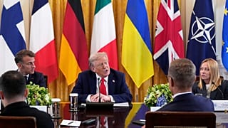 O Presidente francês Emmanuel Macron, o Presidente dos EUA Donald Trump e a Primeira-Ministra italiana Giorgia Meloni na cimeira de Washington, em 18 de agosto de 2025.