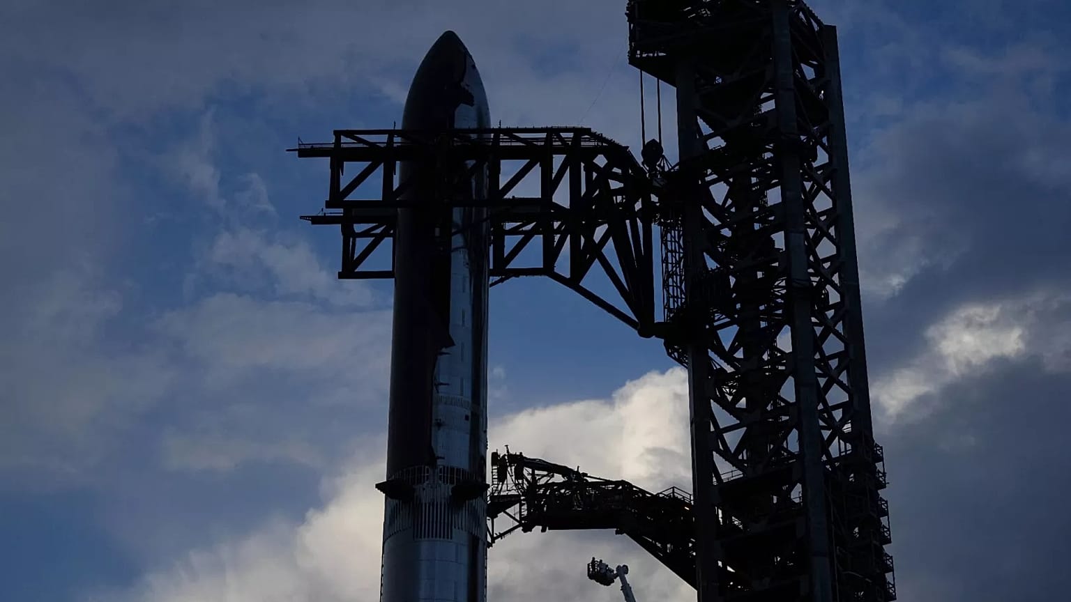 SpaceX'in mega roketi Starship, Teksas'taki Starbase'den yapılacak bir test uçuşu için hazırlanırken, 25 Ağustos 2025