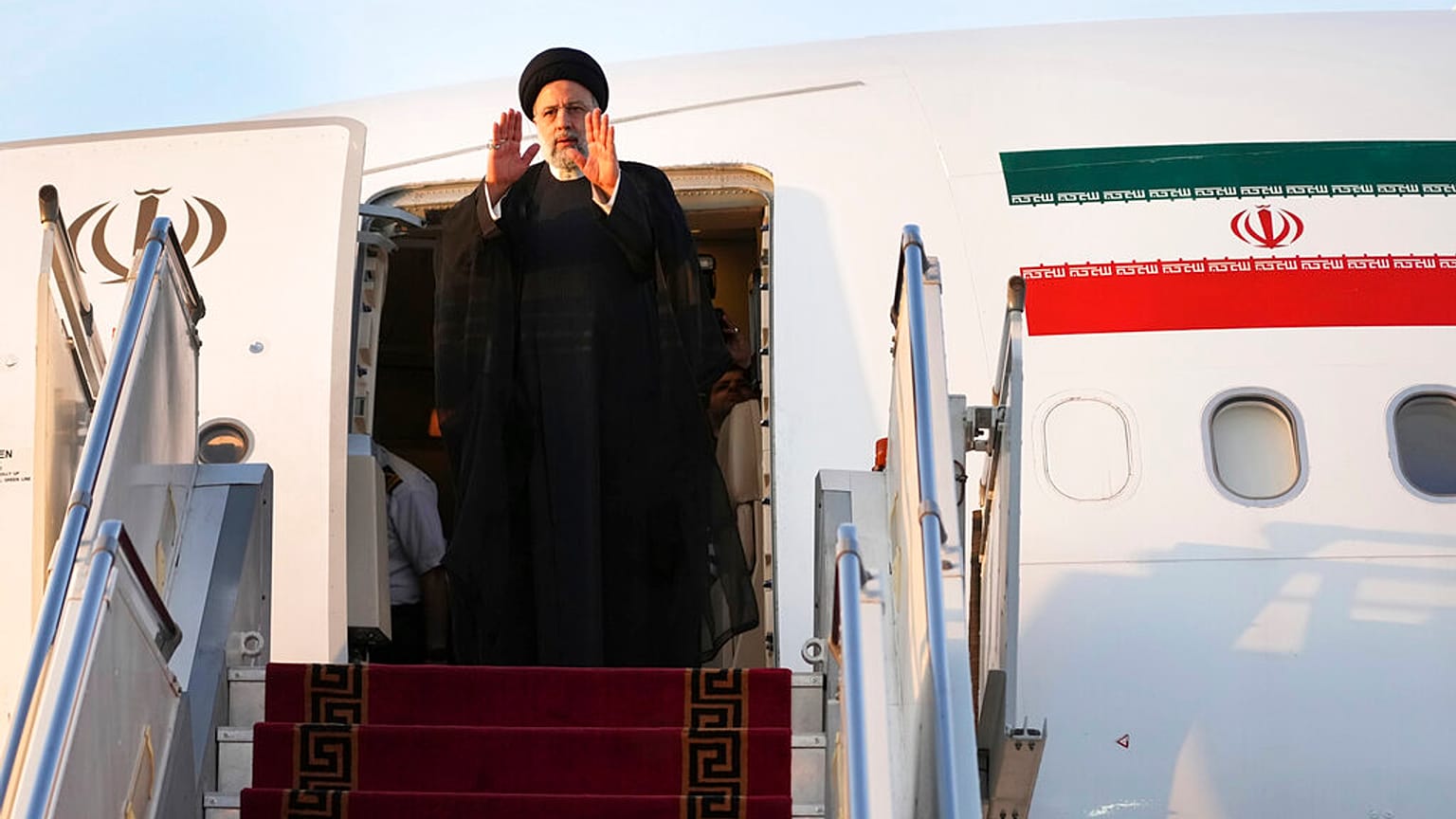 الرئيس الإيراني إبراهيم رئيسي يلوح لوسائل الإعلام أثناء صعوده إلى طائرته أثناء مغادرته مطار مهرآباد لحضور الاجتماع  للجمعية العامة للأمم المتحدة، يوم الاثنين 19 سبتمبر 2022.