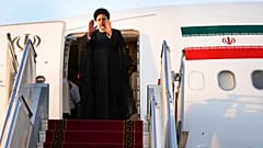 الرئيس الإيراني إبراهيم رئيسي يلوح لوسائل الإعلام أثناء صعوده إلى طائرته أثناء مغادرته مطار مهرآباد لحضور الاجتماع  للجمعية العامة للأمم المتحدة، يوم الاثنين 19 سبتمبر 2022.