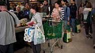 Personas comprando en un supermercado español