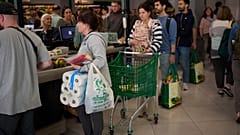 Personas comprando en un supermercado español