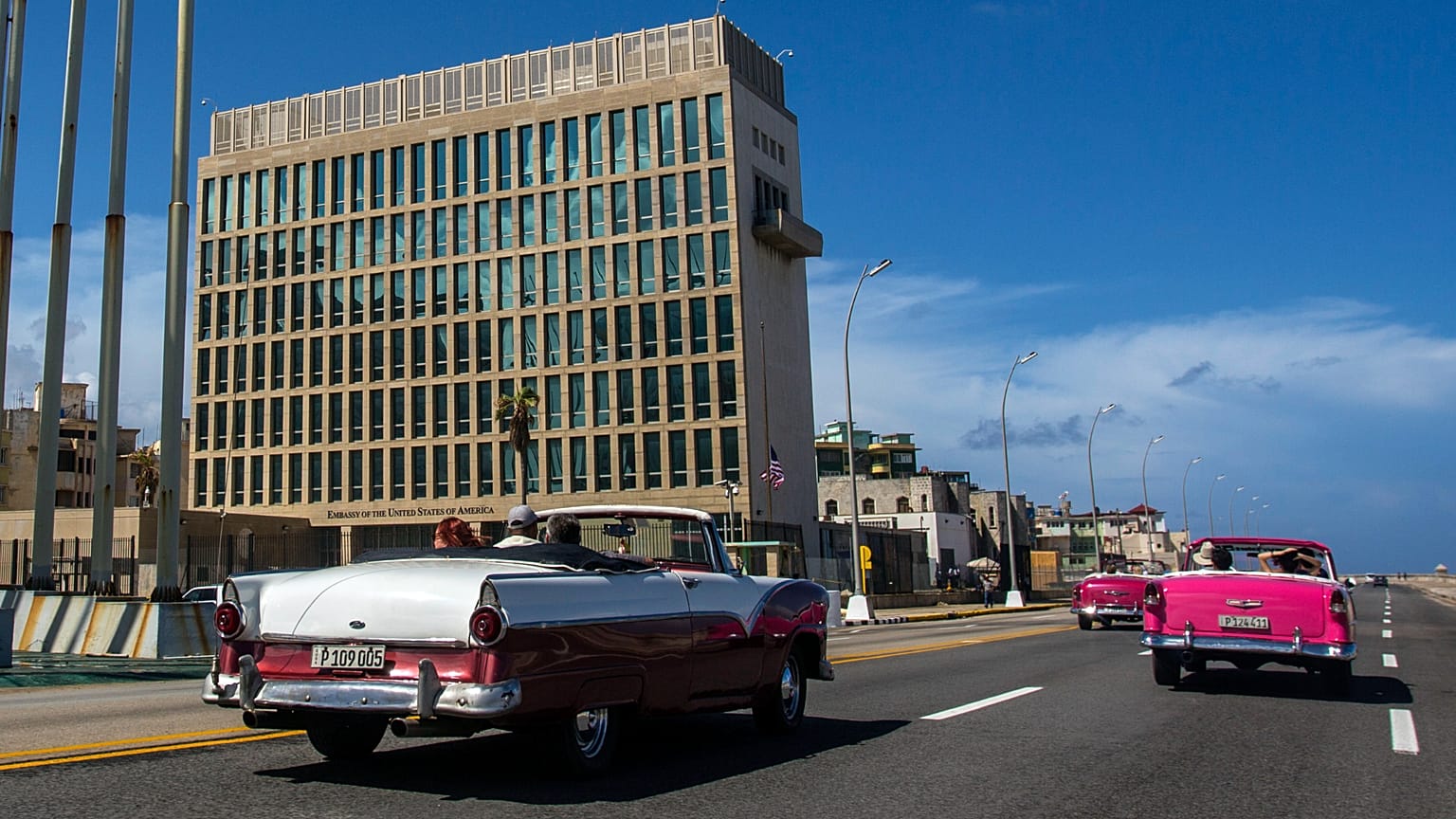 Vista de la Embajada de EE.UU. desde el malecón.