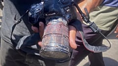 Caméra tachée de sang que la journaliste Mariam Dagga portait lorsqu'elle a été tuée lors d'une double frappe israélienne à l'hôpital Nasser à Khan Younis, dans la bande de Gaza, le 25 août 2025