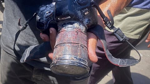 Caméra tachée de sang que la journaliste Mariam Dagga portait lorsqu'elle a été tuée lors d'une double frappe israélienne à l'hôpital Nasser à Khan Younis, dans la bande de Gaza, le 25 août 2025