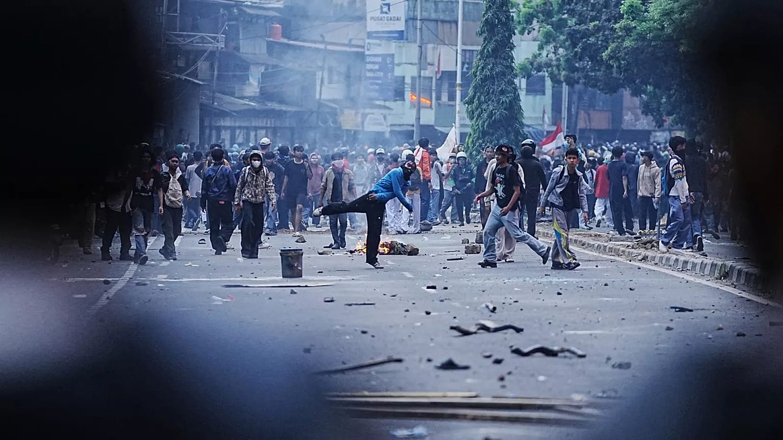 Cakarta'da parlamento üyelerine verilen cömert ödenekleri protesto eden göstericiler çevik kuvvet polisine taş atarken, 25 Ağustos 2025