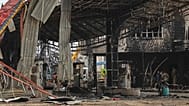 Persone ispezionano una stazione di servizio danneggiata dagli attacchi aerei israeliani a Sanaa, il 25 agosto 2025.