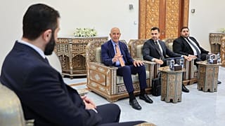في الصورة التي نشرتها الرئاسة السورية، يستقبل الرئيس السوري أحمد الشرع وفدًا أمريكيًا يرأسه المبعوث الأميركي إلى سوريا توماس باراك، دمشق، سوريا، الأثنين 25 آب/أغسطس 2025.