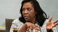 DOSSIER - Lisa Cook, membre du Conseil des gouverneurs de la Réserve fédérale, s'exprime dans le bâtiment de la Réserve fédérale, le 23 septembre 2022, à Washington.