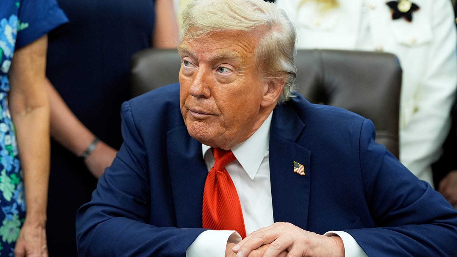 El presidente Donald Trump en el Despacho Oval de la Casa Blanca, el lunes 25 de agosto de 2025, en Washington.