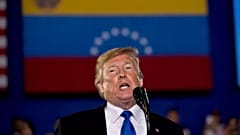 El presidente Donald Trump se dirige a una comunidad venezolano-estadounidense en Miami para denunciar al gobierno presidente Nicolás Maduro. 