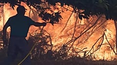 Los residentes luchan contra un incendio forestal que avanza hacia el pueblo de Rebordondo, cerca de Ourense, en el noroeste de España, el 18 de agosto de 2025.