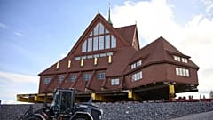 Baumaschinen sind neben der Kirche von Kiruna in Kiruna, Schweden, geparkt, 20. August 2025