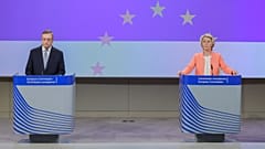 Αριστερά, ο πρώην επικεφαλής της ΕΚΤ Μάριο Ντράγκι. Δεξιά, η πρόεδρος της Ευρωπαϊκής Επιτροπής Ursula von der Leyen. 