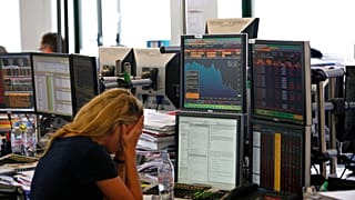 Bir tüccar, 22 Eylül 2011 Perşembe günü Paris'te bir iş bankasında ekranının önünde tepki veriyor.
