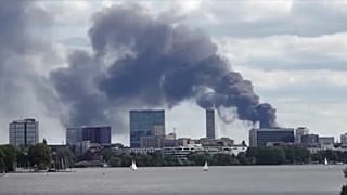 El incendio en un almacén del puerto de Hamburgo.