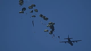 Un avión lanza ayuda humanitaria sobre Nuseirat, en el centro de la Franja de Gaza, el miércoles 20 de agosto de 2025.