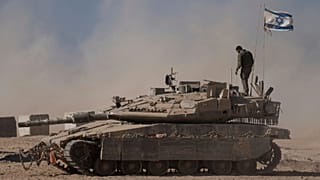 سرباز اسرائیلی بر روی یک تانک در نزدیکی مرز غزه در ۲۰ اوت ۲۰۲۵