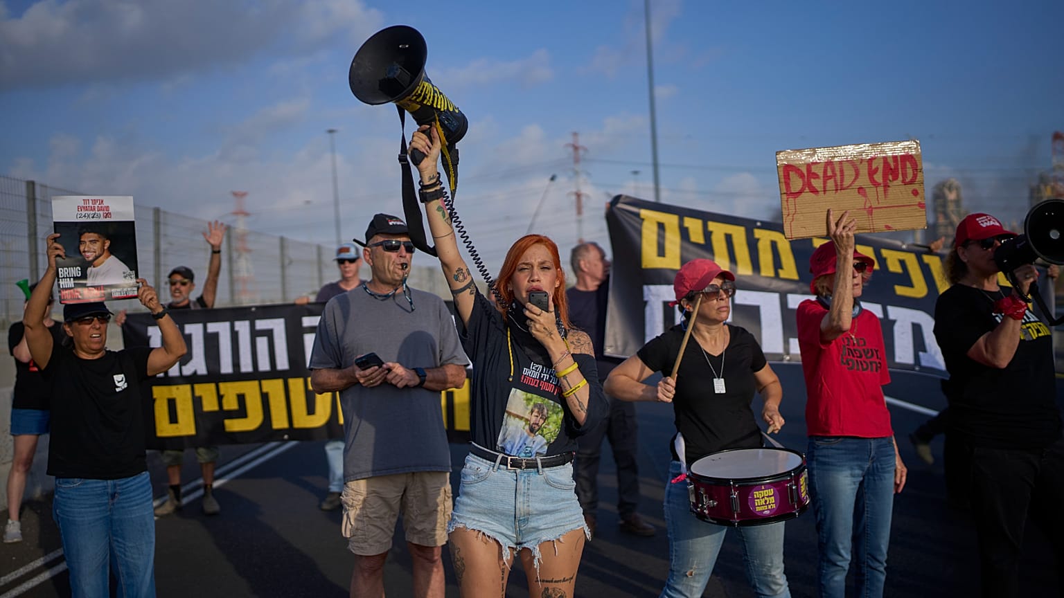 Attivisti bloccano un'autostrada durante una protesta in Israele per chiedere il rilascio immediato degli ostaggi (26 agosto 2025)