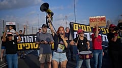 Attivisti bloccano un'autostrada durante una protesta in Israele per chiedere il rilascio immediato degli ostaggi (26 agosto 2025)