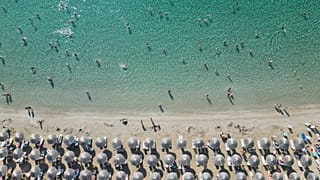 Εικόνα από την παραλία Αυλάκι, περίπου 42 χιλιόμετρα (26 μίλια) ανατολικά της Αθήνας, στην Ελλάδα, Τετάρτη, 19 Αυγούστου 2025.