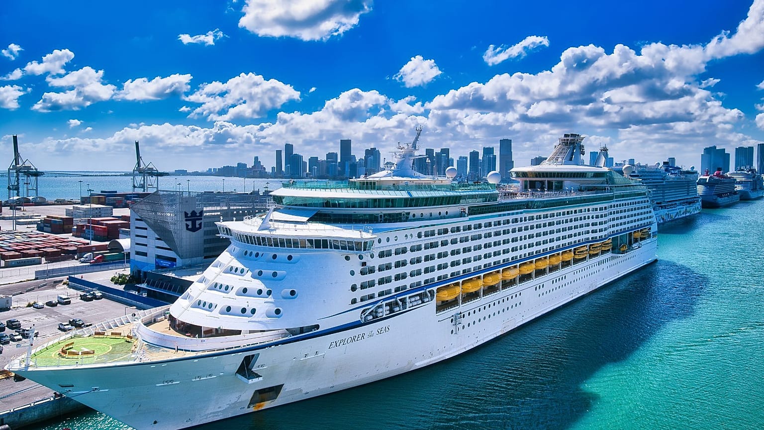 Vista aérea de um navio de cruzeiro