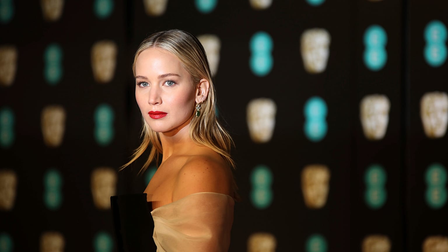 La actriz Jennifer Lawrence posa para los fotógrafos a su llegada a los Premios BAFTA 2018 en Londres, el domingo 18 de febrero de 2018.