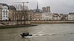 DOSSIER : La police française patrouille sur la Seine pendant la messe d'inauguration de la cathédrale Notre Dame à Paris, dimanche 8 décembre 2024.